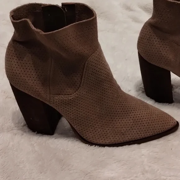 Vince Camuto Welland Sable Suede Pointed Toe Block Heel Ankle Booties EUC - Picture 4 of 10